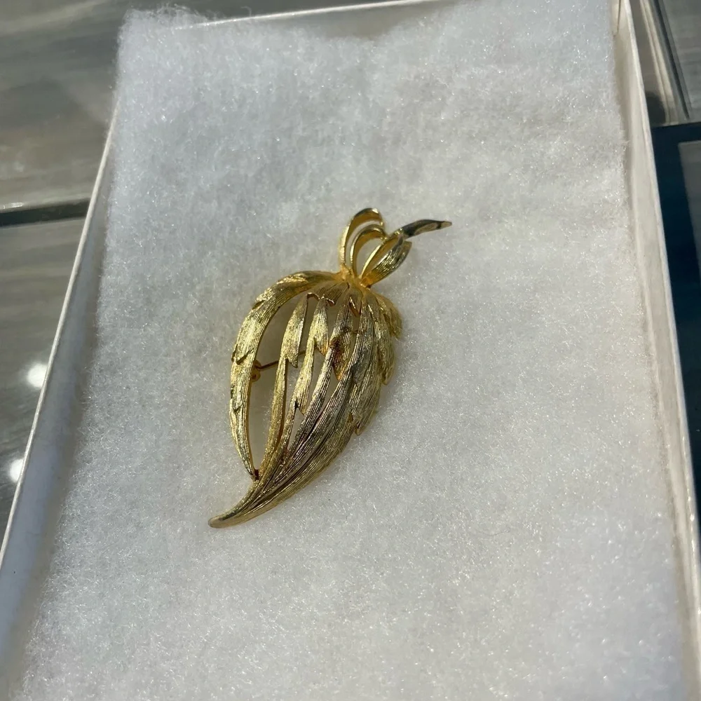Vintage Gold-tone Leaf brooch